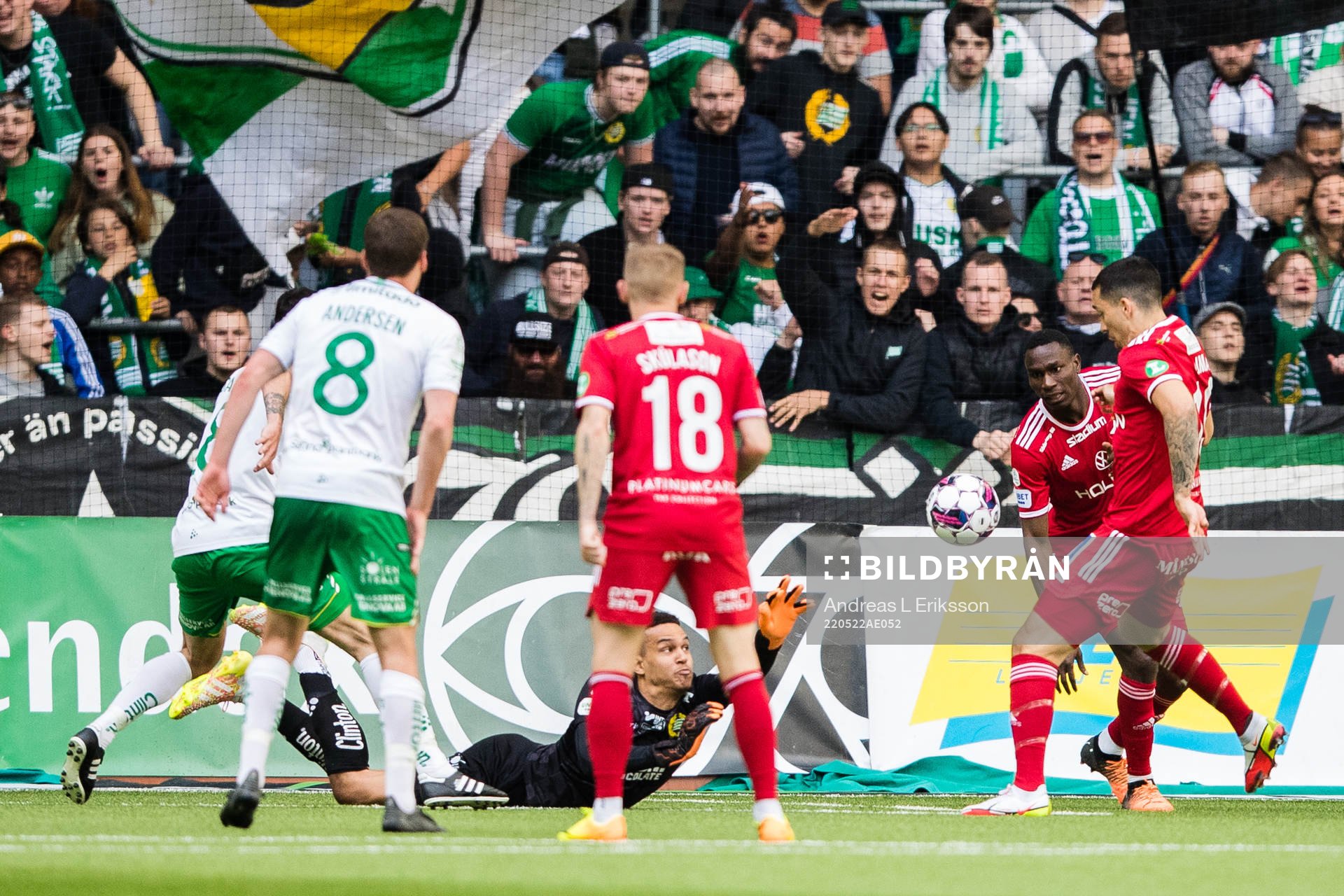 Hammarbys målvakt Oliver Dovin med en räddning