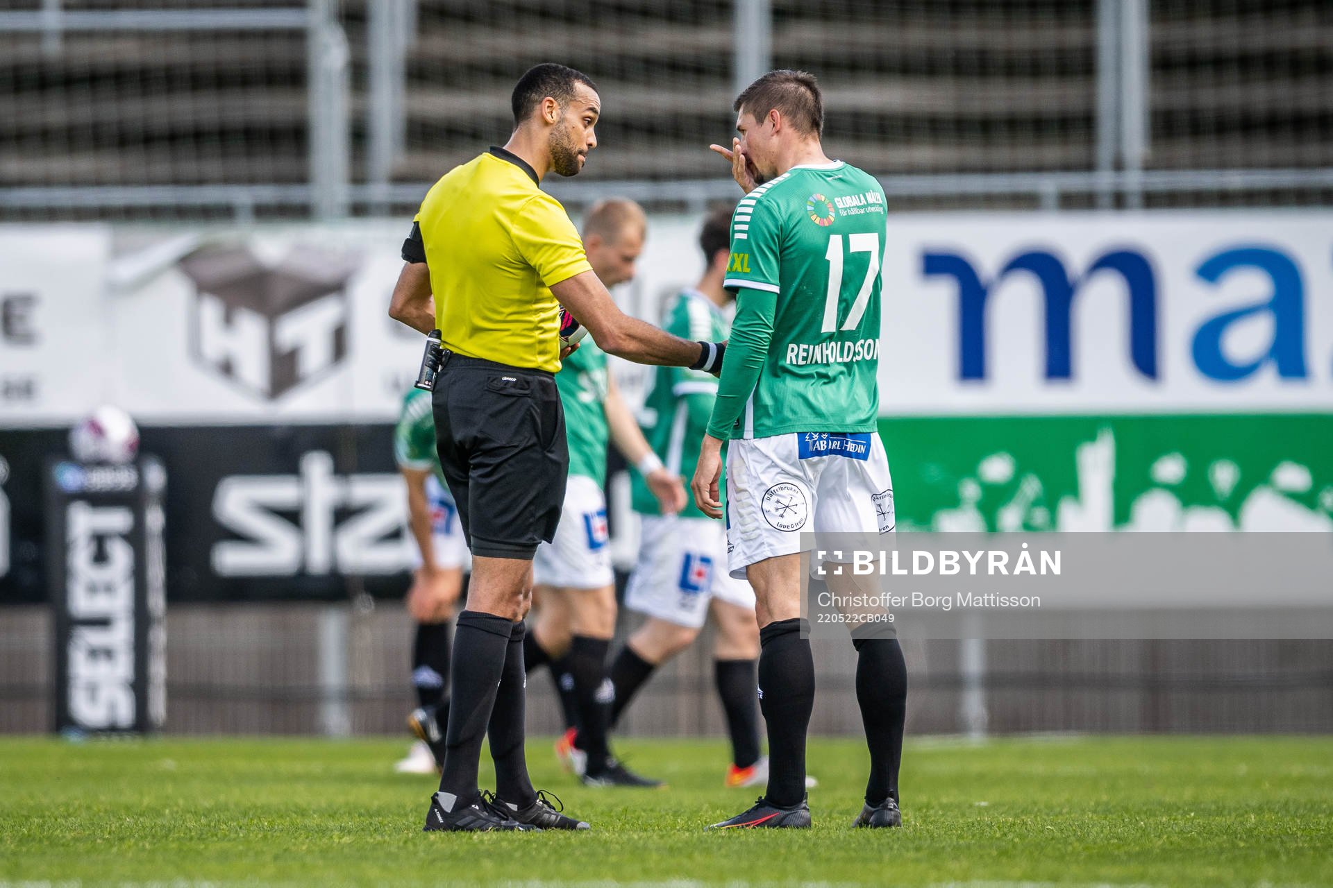 Brages André Reinholdsson i samtal med domare Farouk Nehdi under fotbollsmatchen i Superettan mellan Landskrona och Brage den 22 maj 2022 i Landskrona.