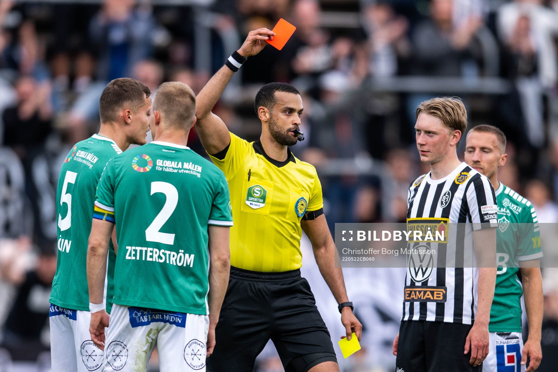 Brages Pontus Rödin får rött kort av domare Farouk Nehdi