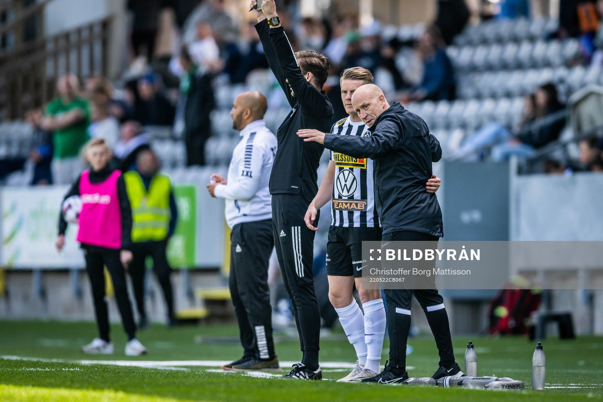Landskronas tränare Billy Magnusson instruerar Jacob Blixt