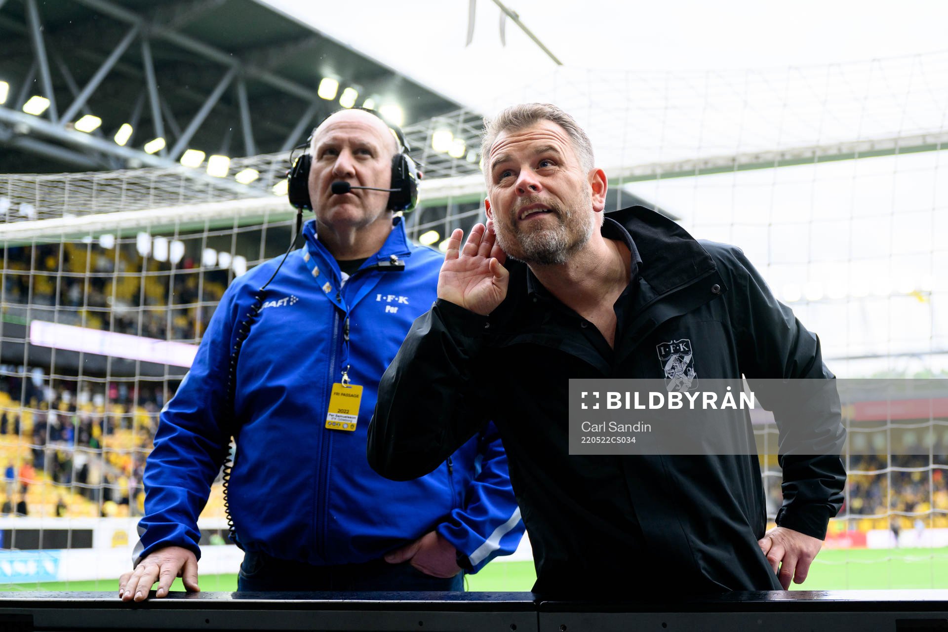 IFK Göteborgs tränare Mikael Stahre pratar med publiken