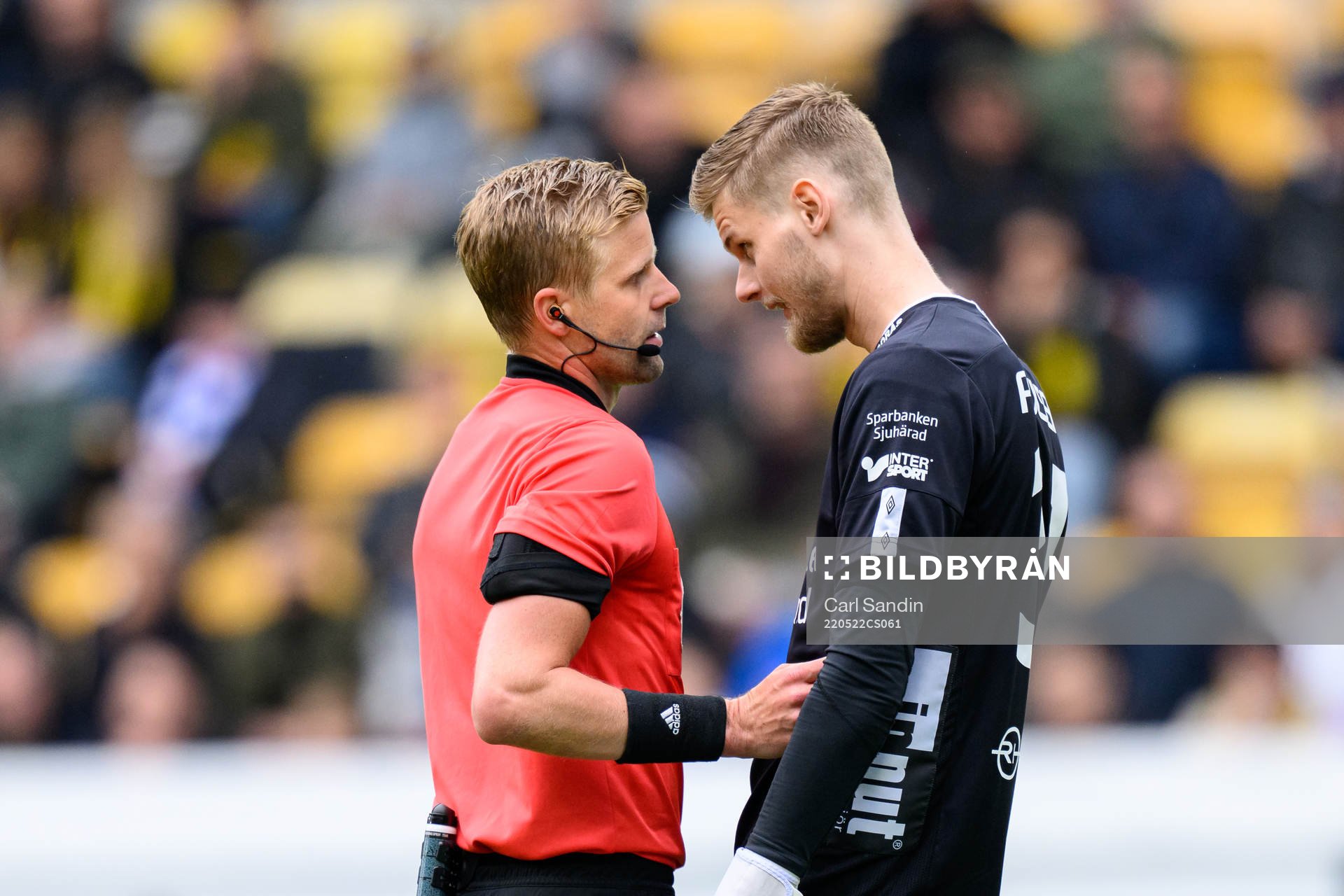 Domare Glenn Nyberg pratar med Elfsborgs målvakt Tim