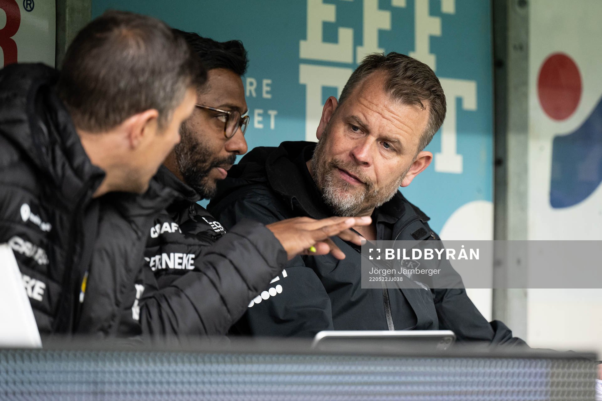 IFK Göteborgs tränare Mikael Stahre diskuterar