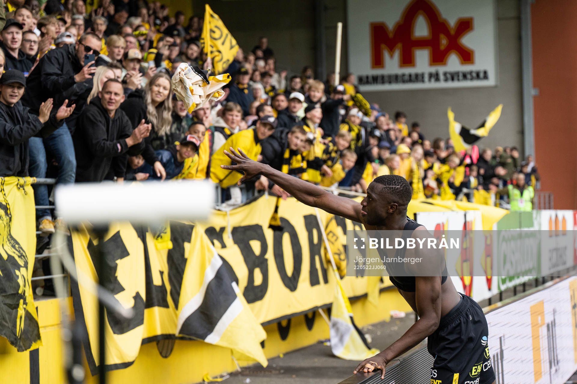 Elfsborgs Maudo Lamine Jarjué kastar upp sin matchtröja