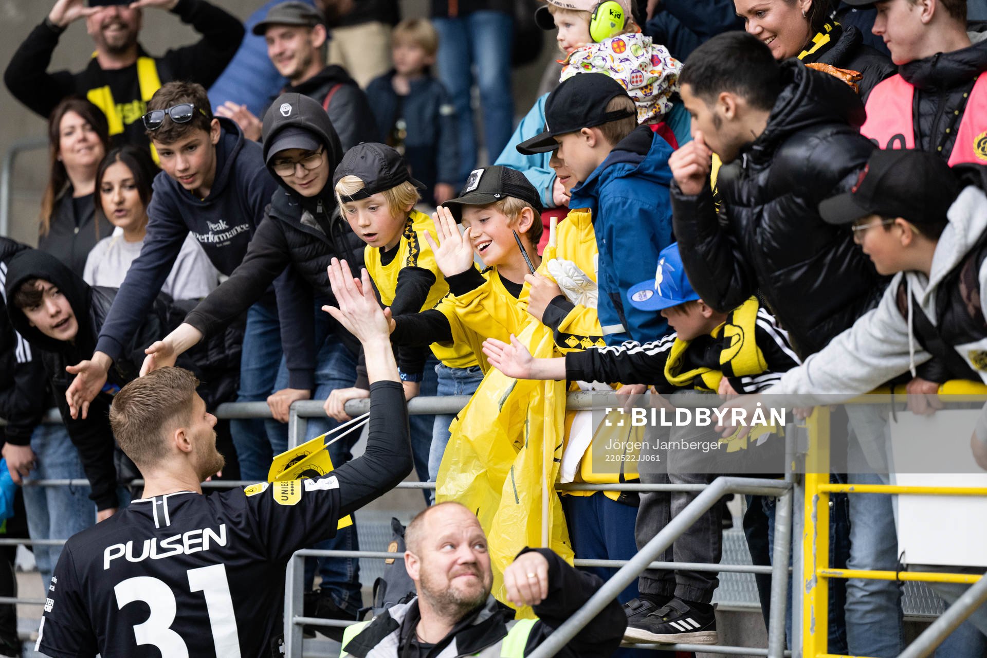 Elfsborgs målvakt Tim Rönning ger en supporter sina