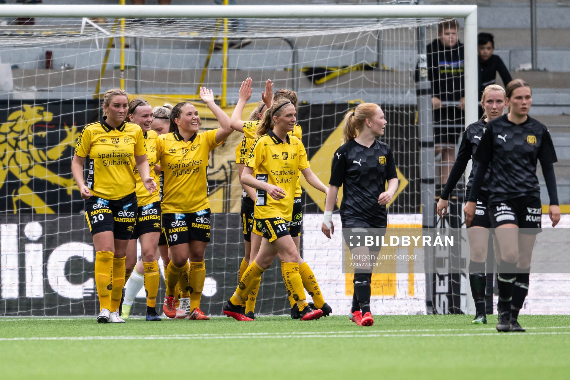 Elfsborgs spelare jublar under fotbollsmatchen i Div 2 Mellersta Götaland mellan Elfsborg och Gnosjö den 22 maj 2022 i Borås.