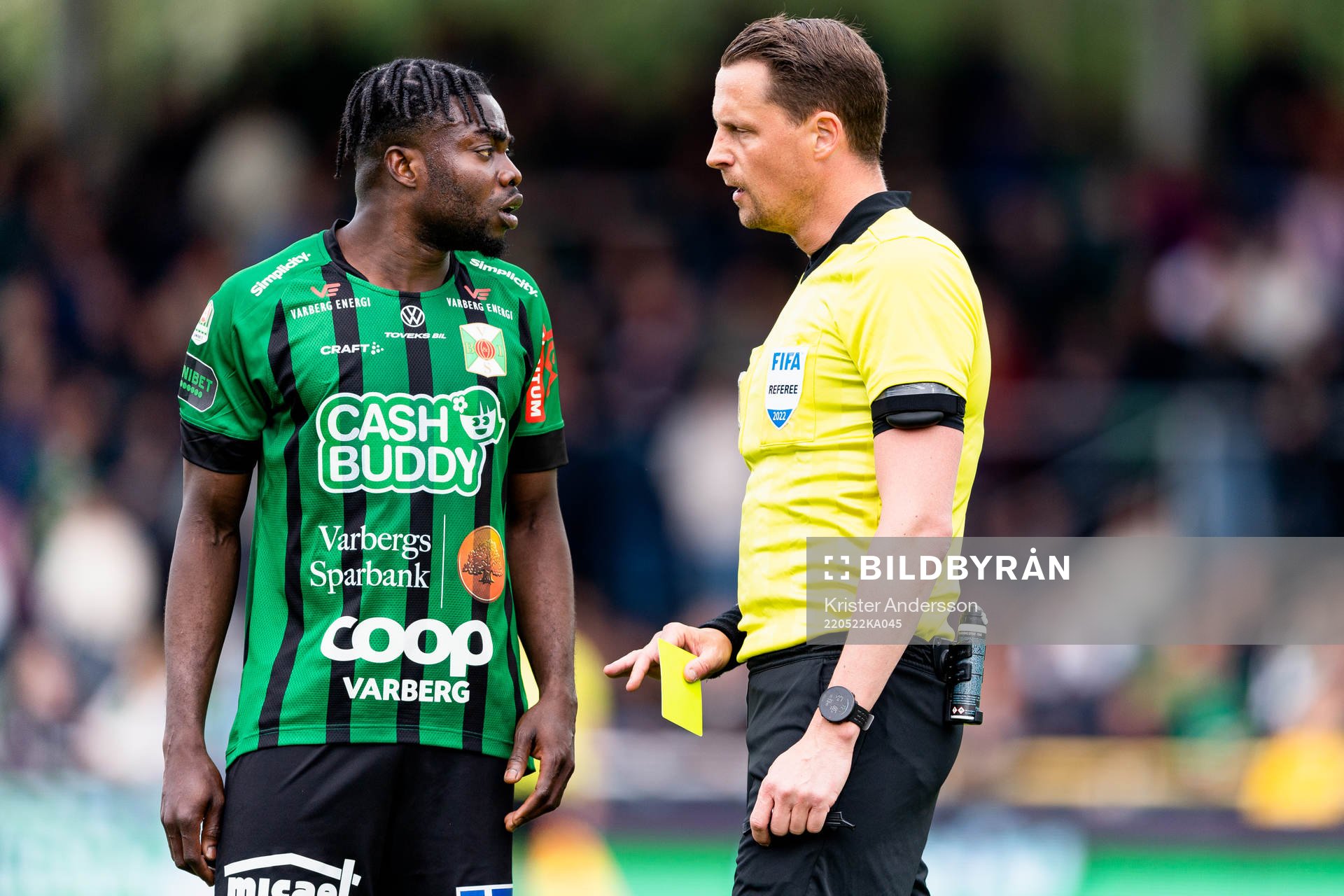 Varbergs Gideon Mensah får gult kort av domare Andreas