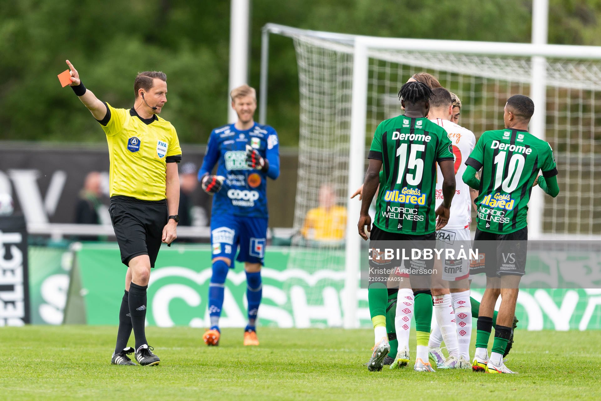 Domare Andreas Ekberg ger rött kort till Varbergs Teshreeq Matthews under fotbollsmatchen i Allsvenskan mellan Varberg och Degerfors den 22 maj 2022 i Varberg. 