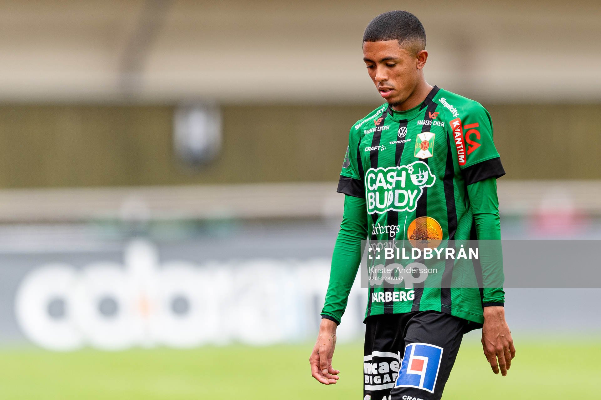 Varbergs Teshreeq Matthews kliver av efter rött kort under fotbollsmatchen i Allsvenskan mellan Varberg och Degerfors den 22 maj 2022 i Varberg.