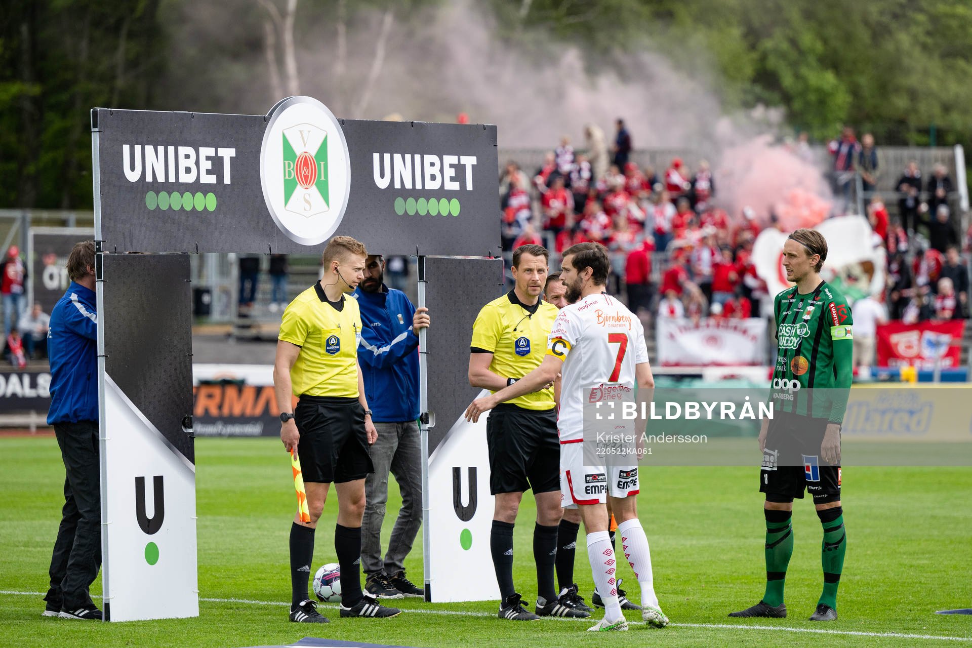 Slantsingling före fotbollsmatchen i Allsvenskan mellan