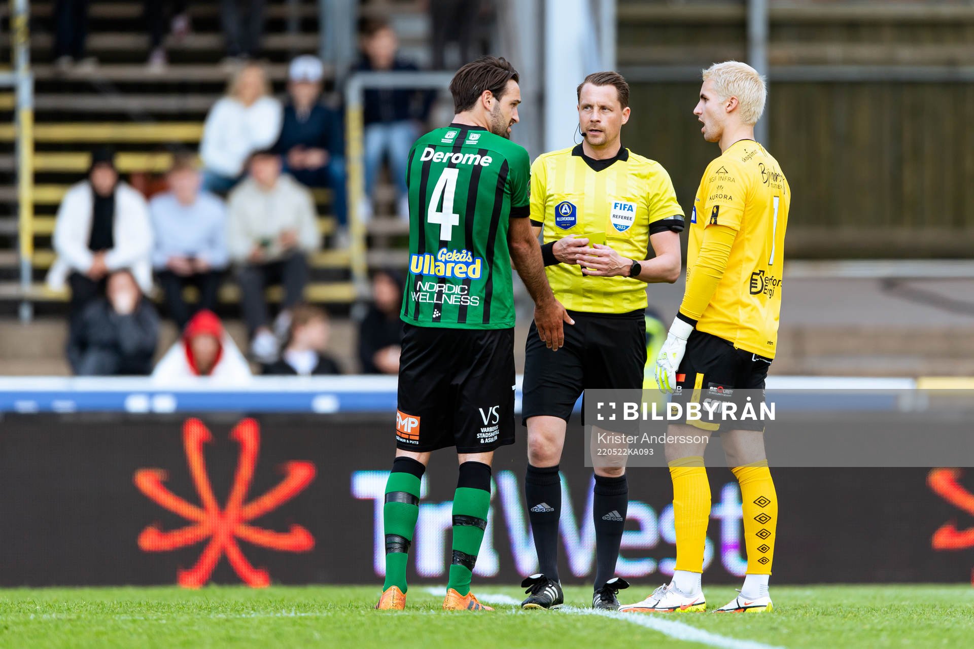 Domare Andreas Ekberg talar med Varbergs Oliver Stanisic