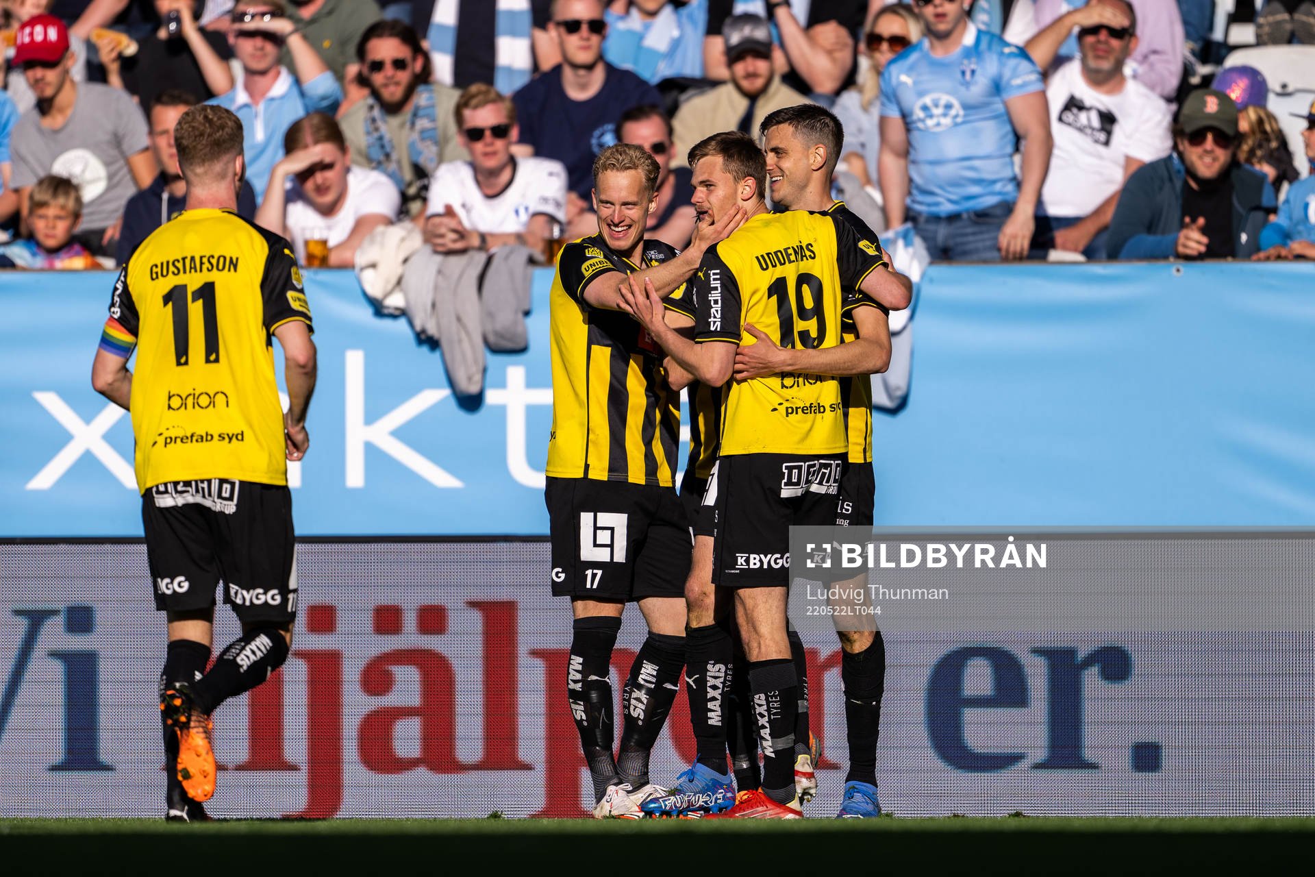Häckens Alexander Jeremejeff jublar med lagkamrater