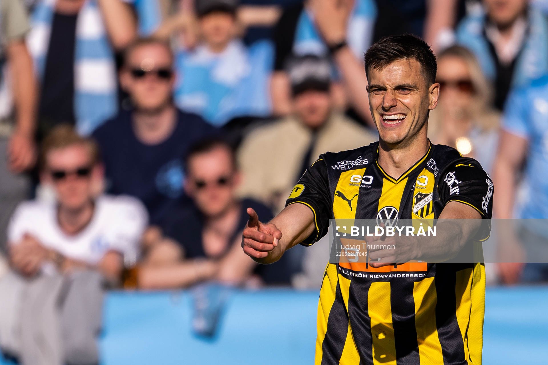 Häckens Alexander Jeremejeff jublar med lagkamrater