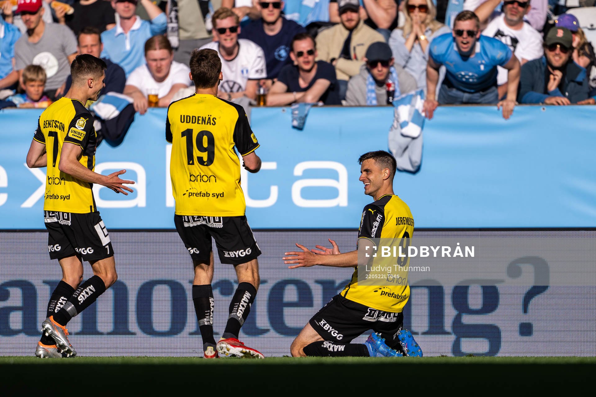 Häckens Alexander Jeremejeff jublar med lagkamrater