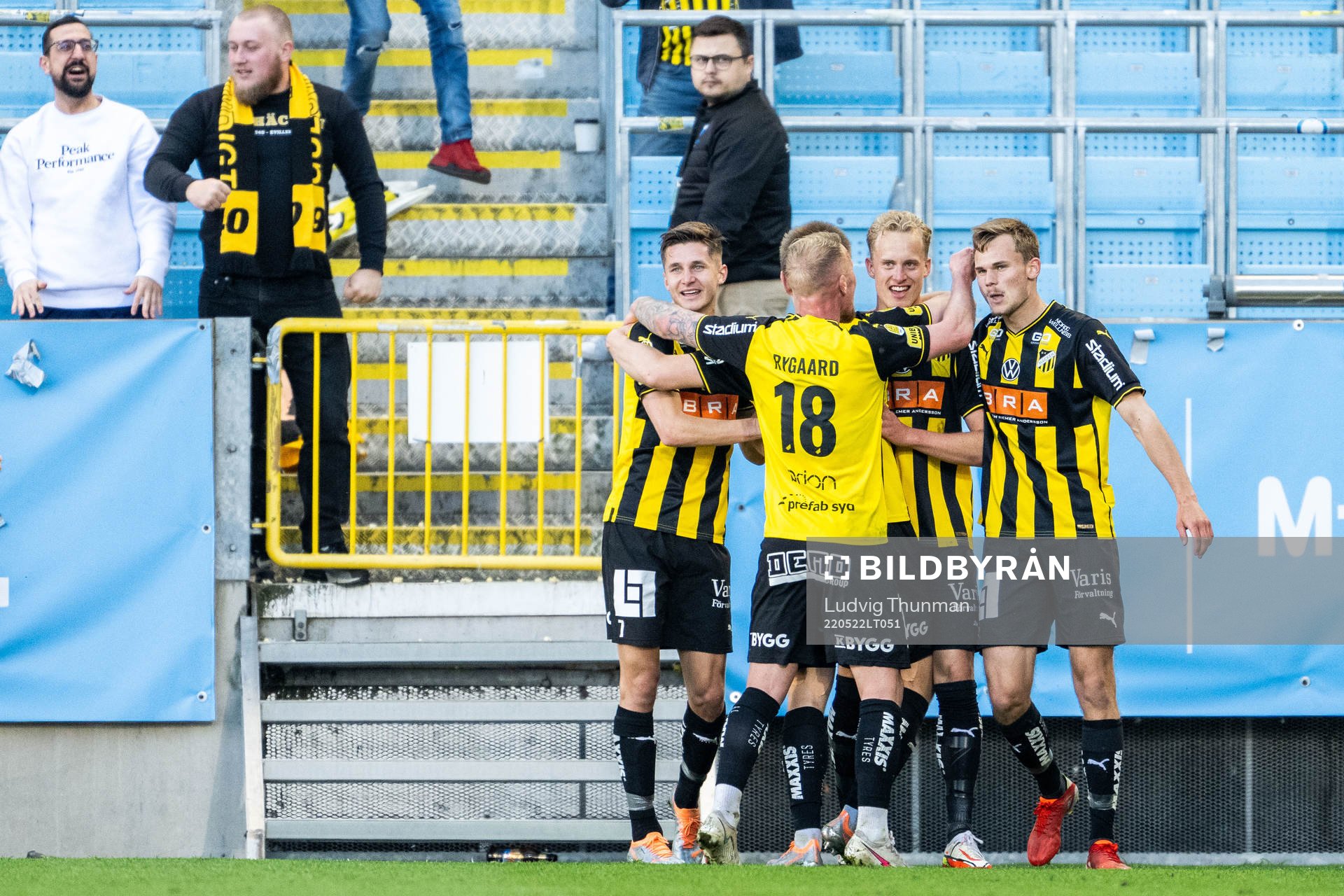 Häckens spelare jublar