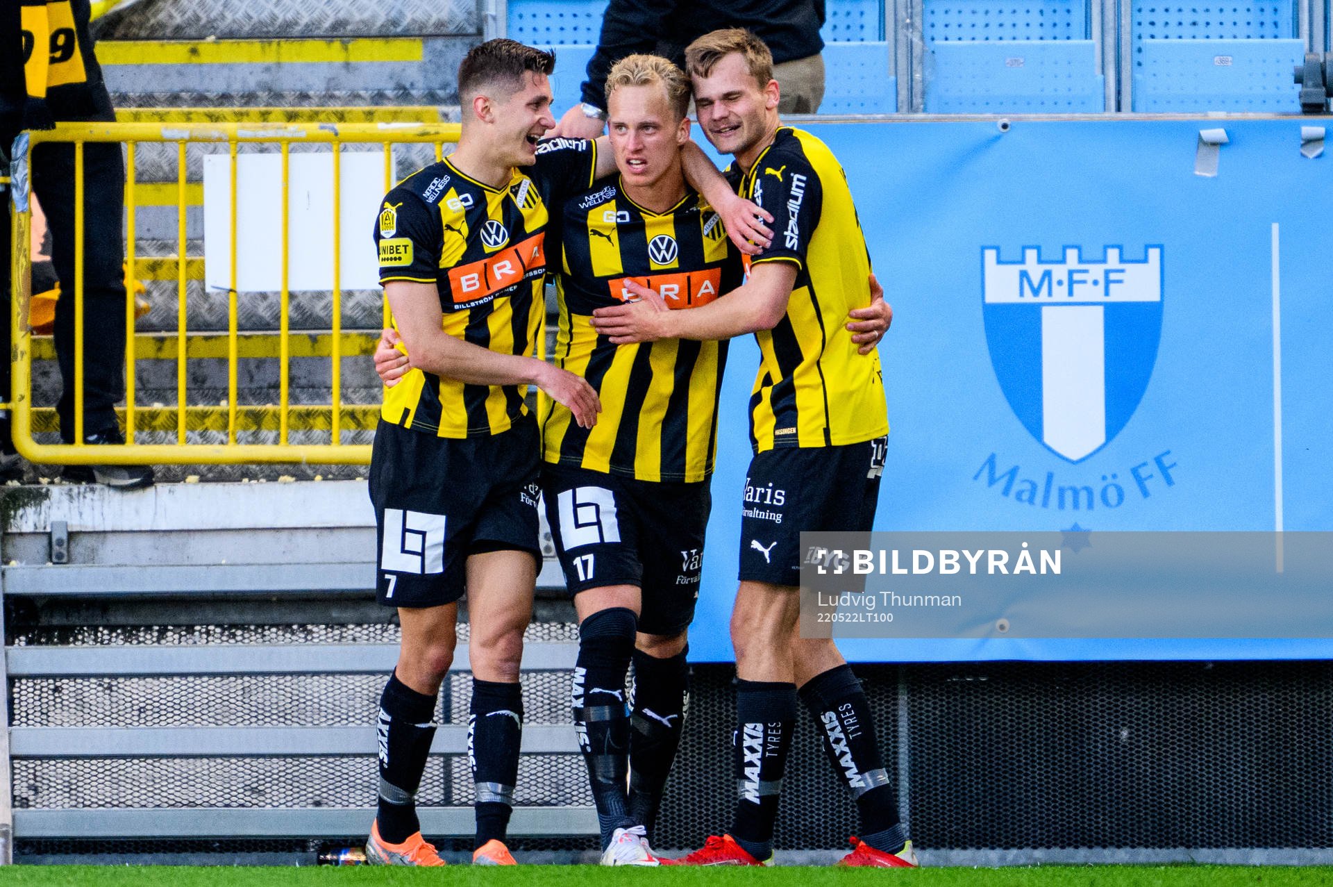 Häckens Gustav Berggren kramas om av lagkamraterna
