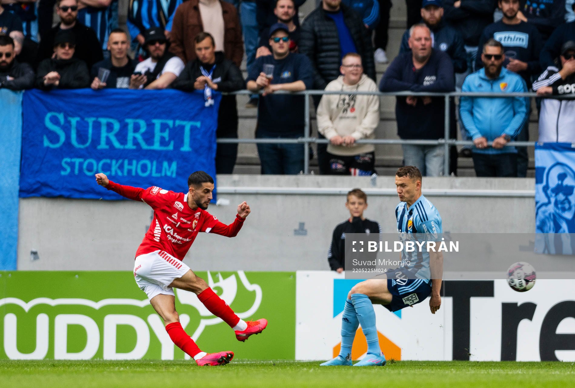 Kalmars Noah Shamoun och Djurgårdens Piotr Johansson