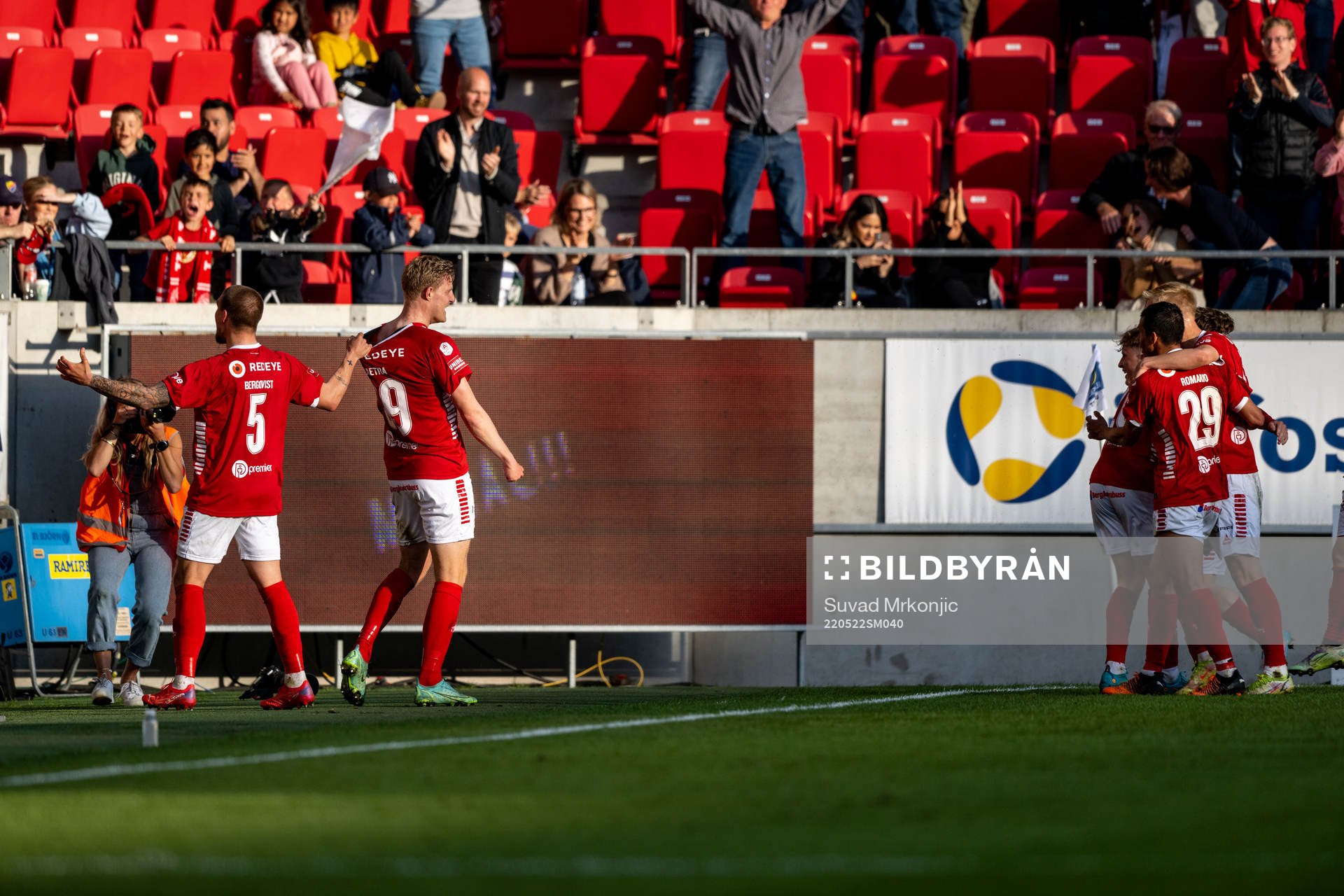Kalmars Lars Sætra jublar med lagkamrater efter 1-0 under fotbollsmatchen i Allsvenskan mellan Kalmar och Djurgården den 22 maj 2022 i Kalmar.
