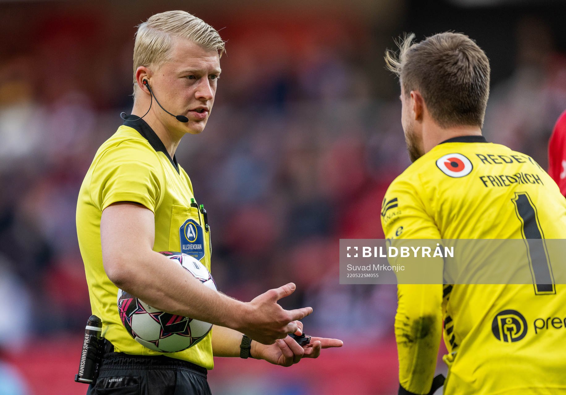 Domare Adam Ladebäck samtalar med Kalmars målvakt Ricardo