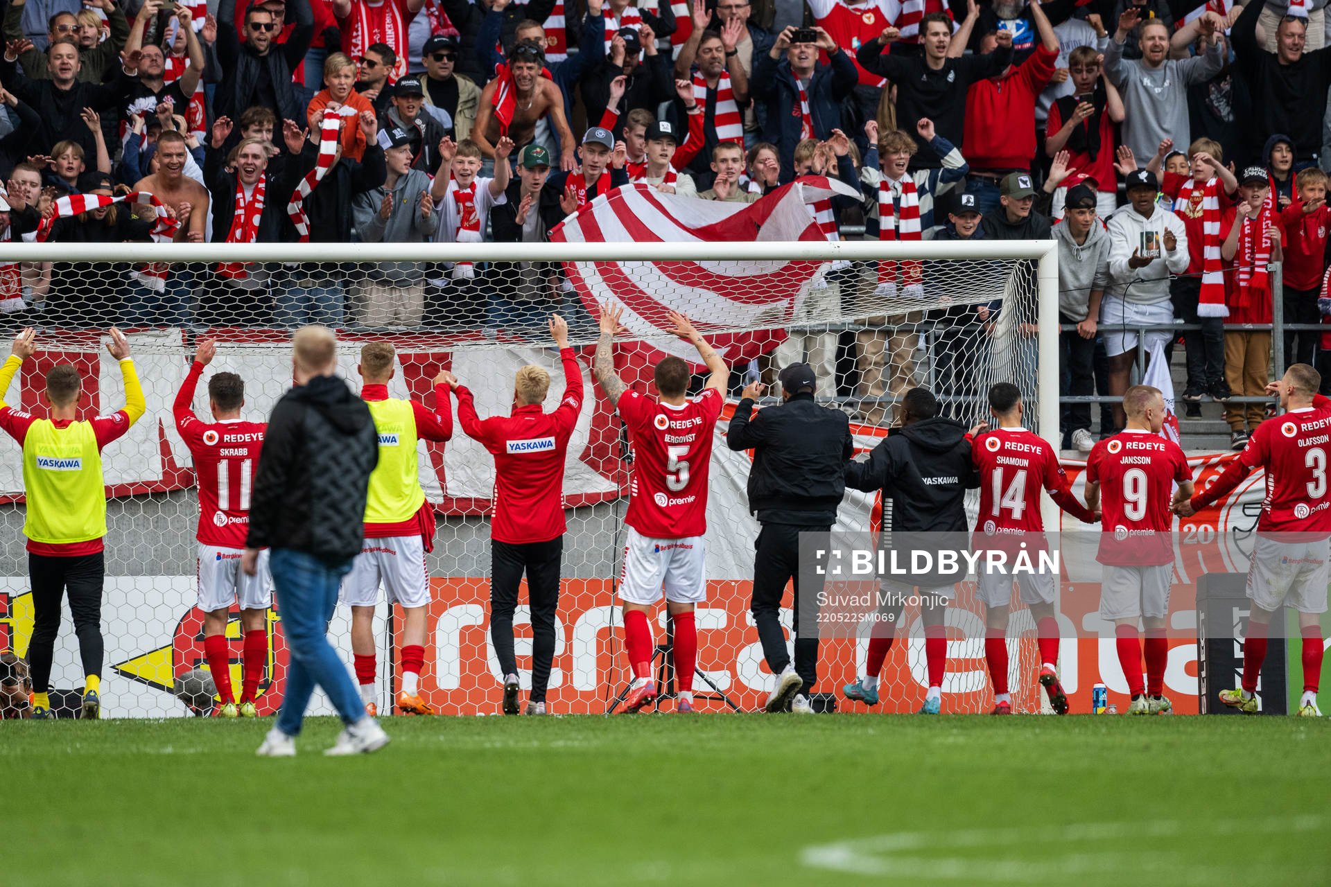 Kalmars spelare jublar efter fotbollsmatchen i Allsvenskan mellan Kalmar och Djurgården den 22 maj 2022 i Kalmar. 