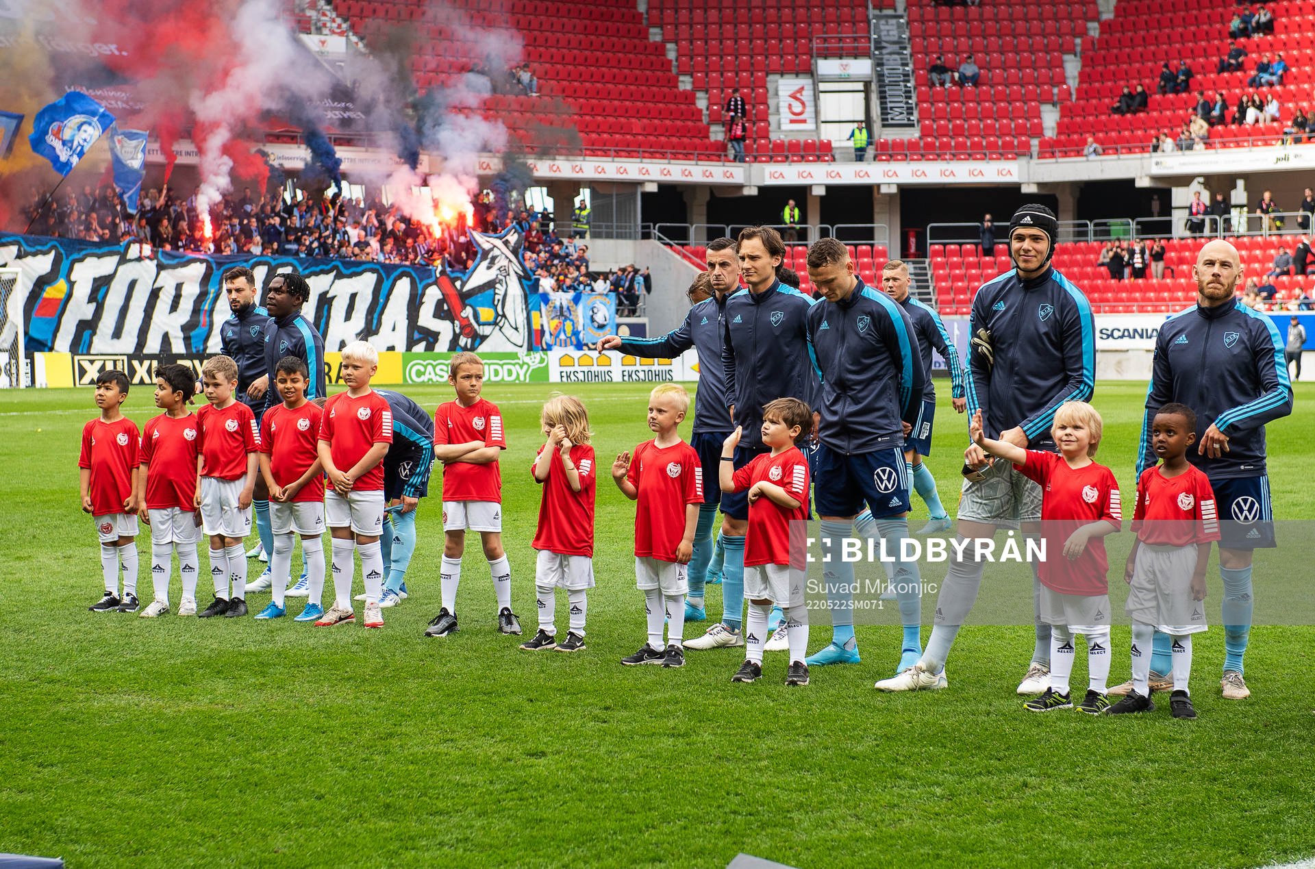 Djurgårdens spelare inför efter fotbollsmatchen i Allsvenskan mellan Kalmar och Djurgården den 22 maj 2022 i Kalmar. 