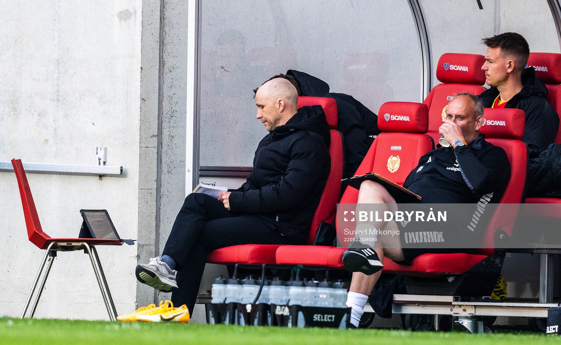 Kalmars tränare Henrik Rydström tittar på matchen på en Ipad under fotbollsmatchen i Allsvenskan mellan Kalmar och Djurgården den 22 maj 2022 i Kalmar.