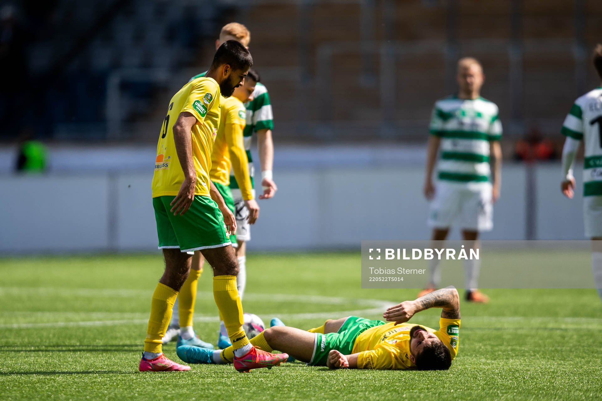 Dalkurds Umit Aras har ont under fotbollsmatchen i Superettan mellan Dalkurd och Västerås SK den 22 maj 2022 i Uppsala. 
