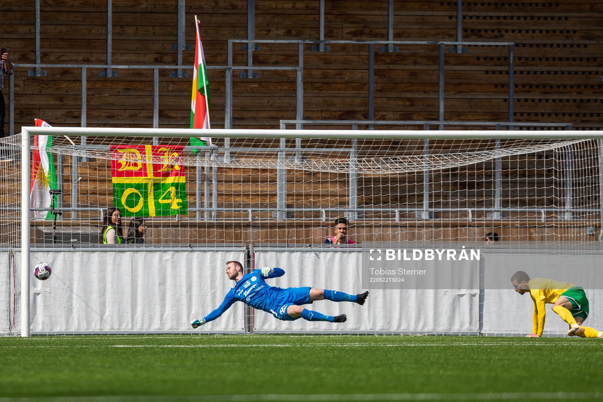 Dalkurds Arian Kabashi gör 1-2 bakom Västerås målvakt