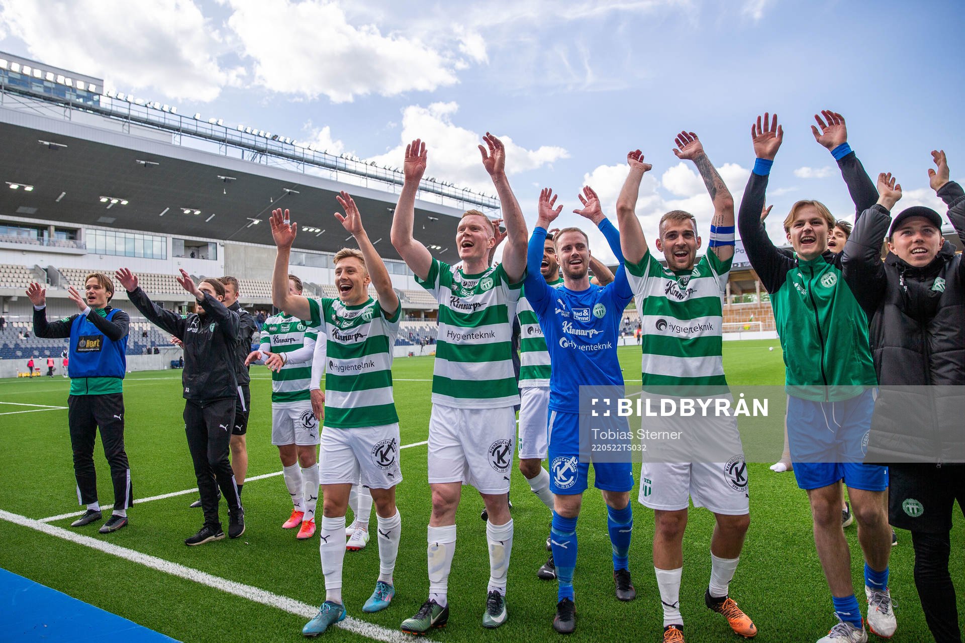 Västerås spelare jublar efter fotbollsmatchen i Superettan mellan Dalkurd och Västerås SK den 22 maj 2022 i Uppsala. 