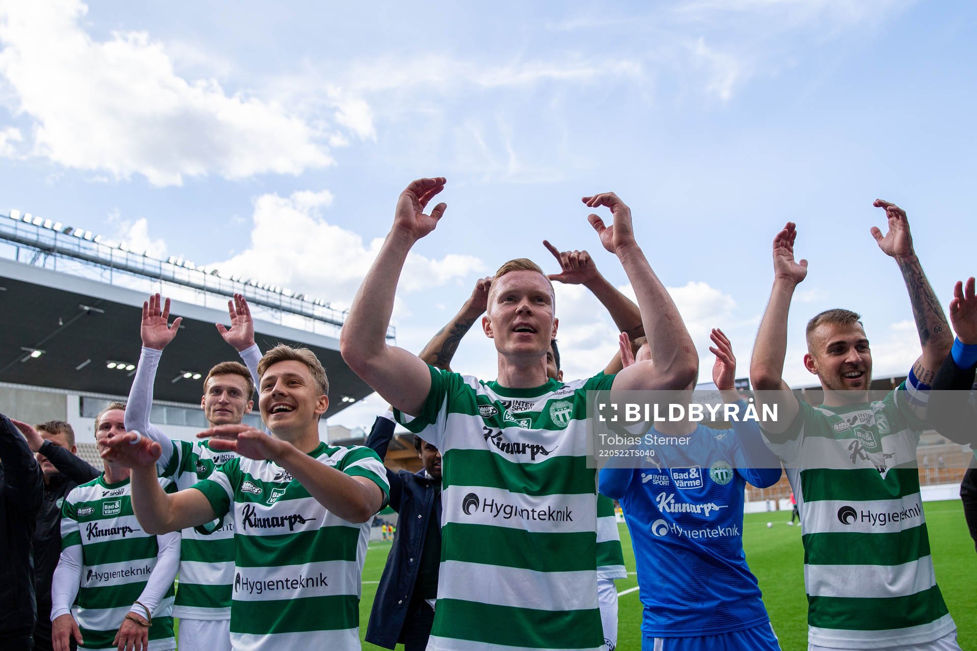Västerås David Engström jublar med lagkamrater