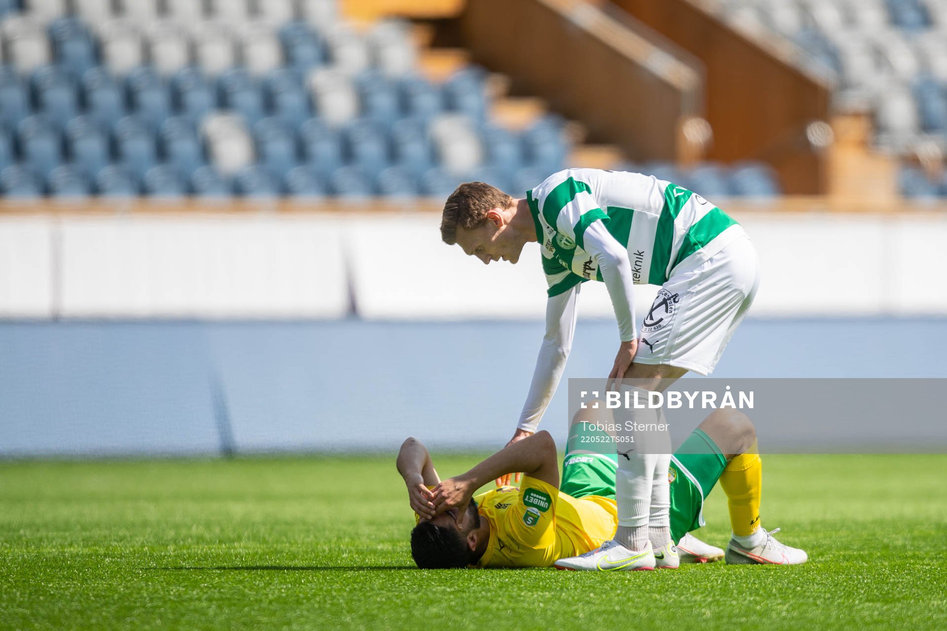 Dalkurds Umit Aras har ont under fotbollsmatchen i Superettan mellan Dalkurd och Västerås SK den 22 maj 2022 i Uppsala. 
