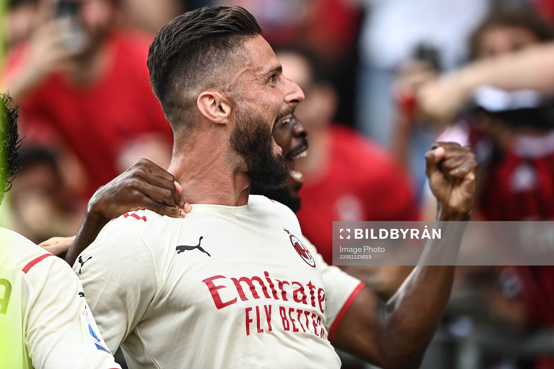 Olivier Giroud of Milan celebrates