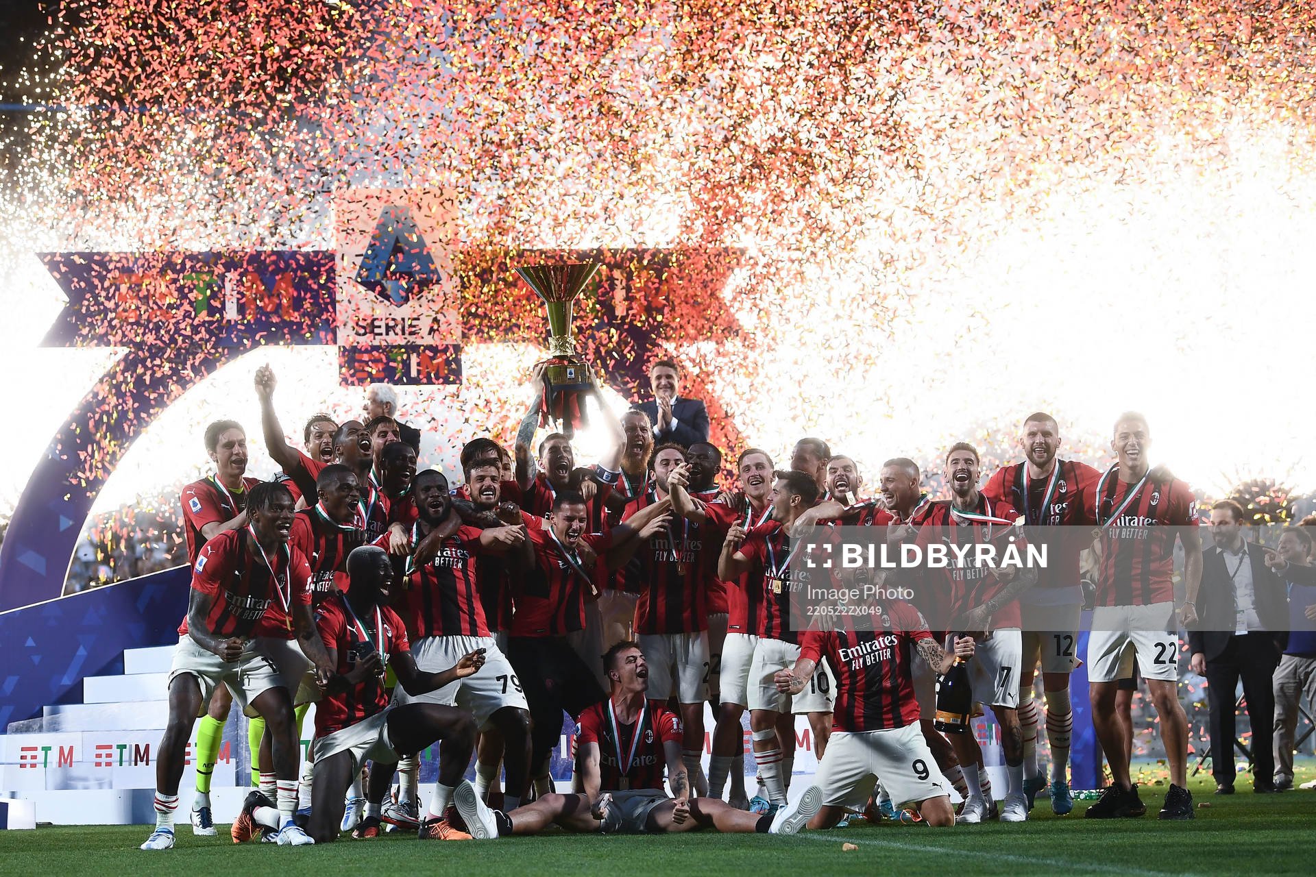Players of Milan celebrates