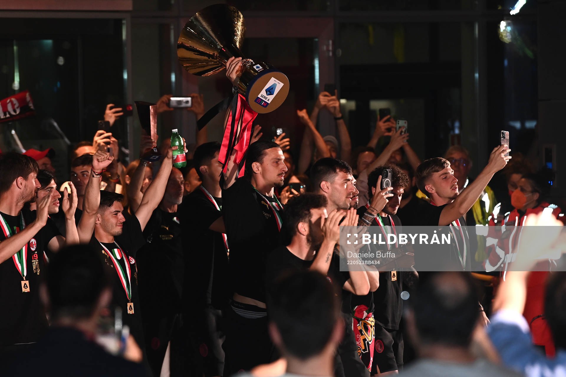 Zlatan Ibrahimovic and other players of AC Milan celebrates