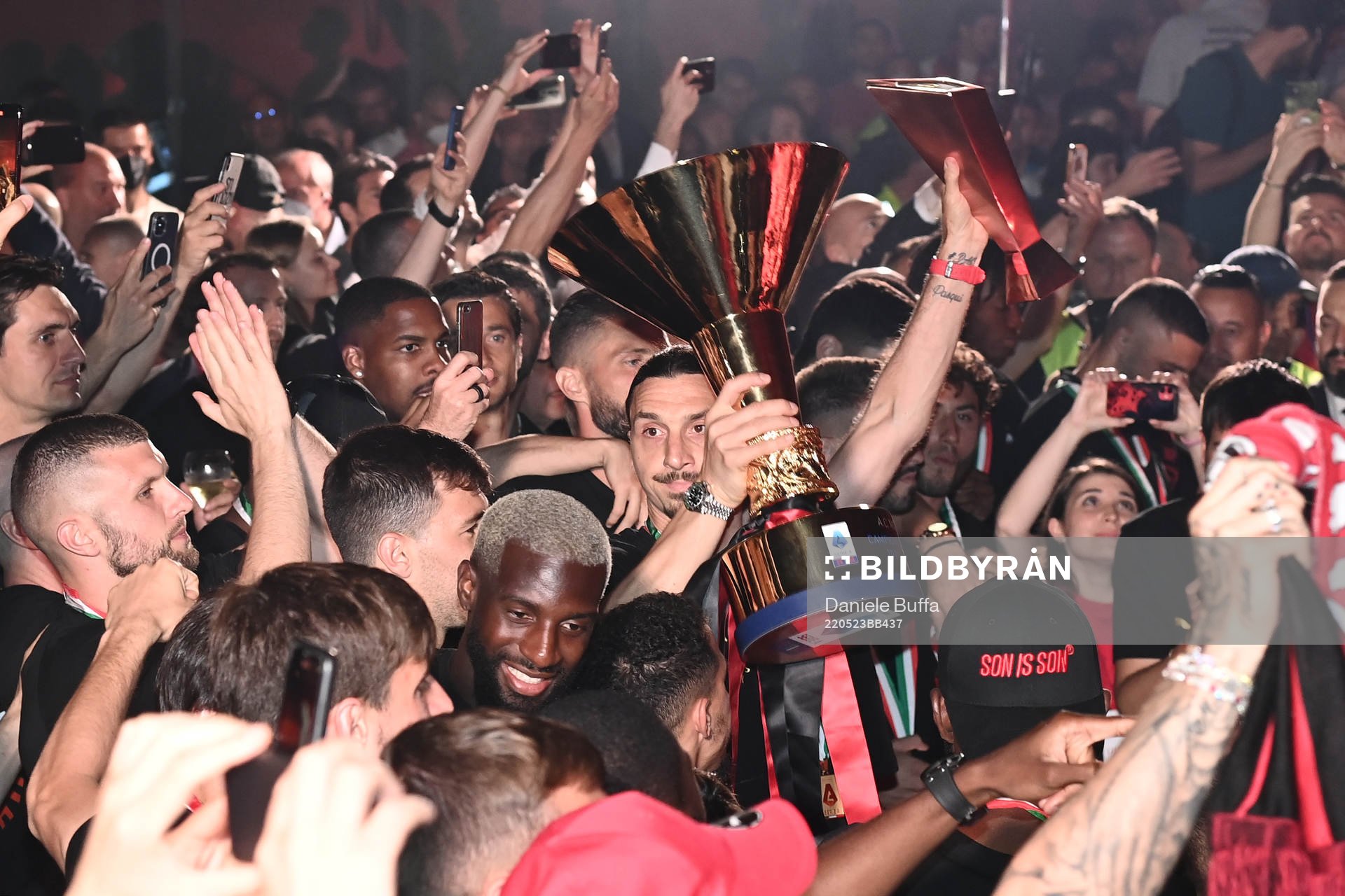 Zlatan Ibrahimovic and other players of AC Milan celebrates