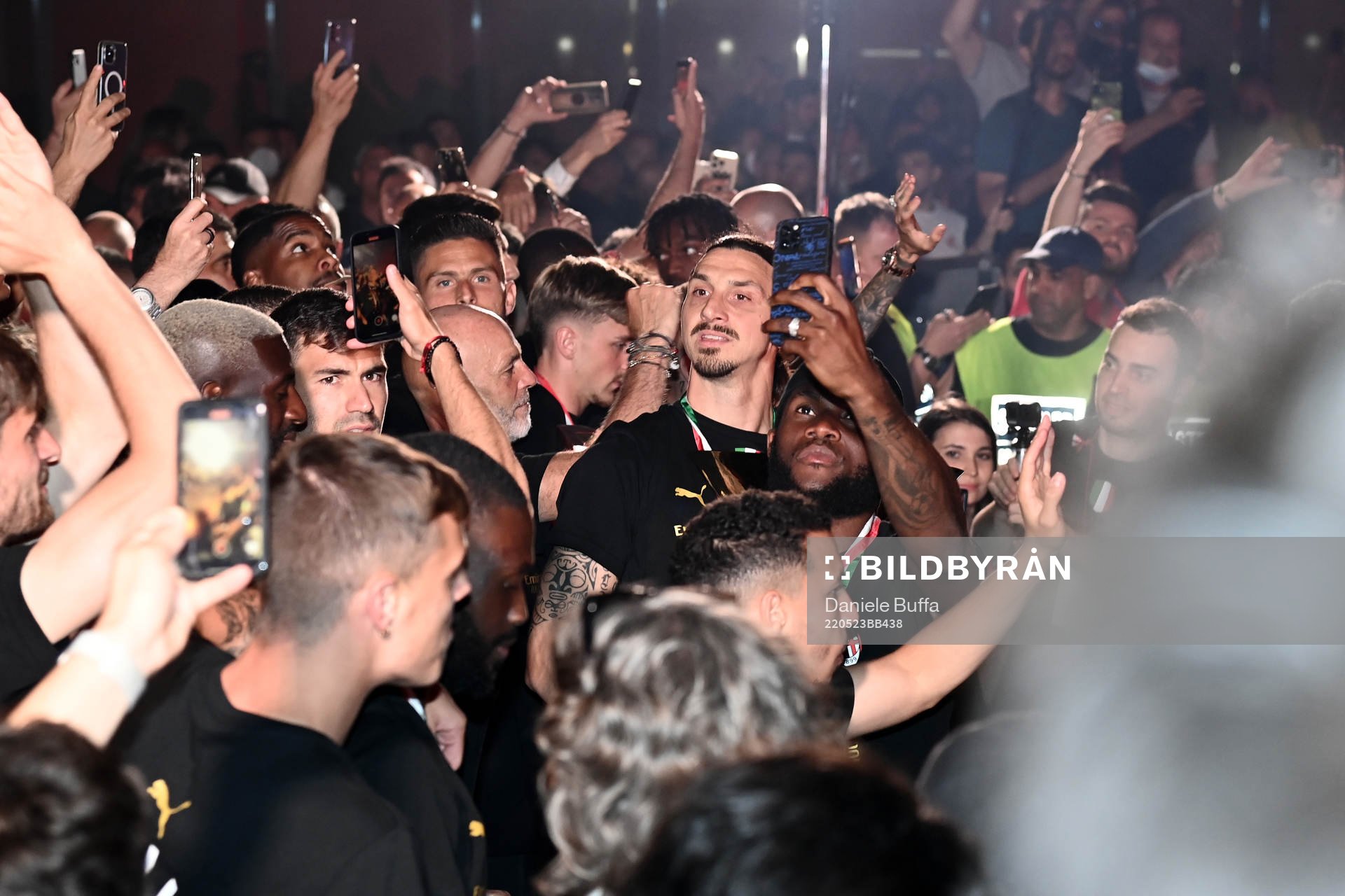 Zlatan Ibrahimovic and other players of AC Milan celebrates