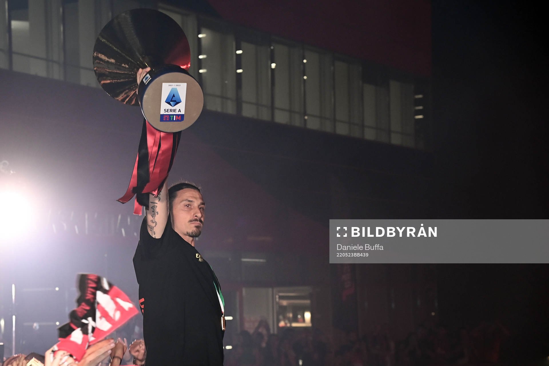 Zlatan Ibrahimovic and other players of AC Milan celebrates