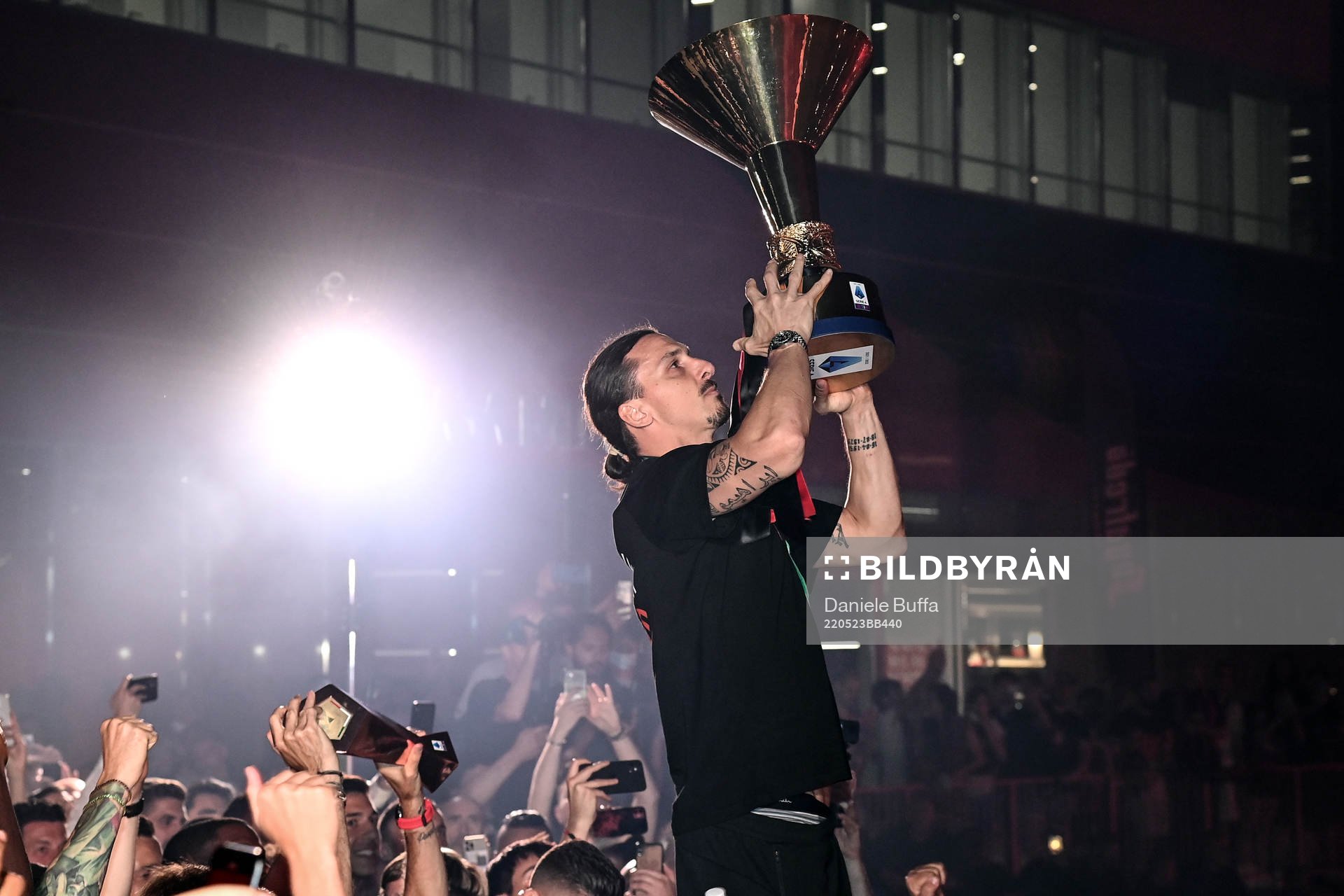 Zlatan Ibrahimovic and other players of AC Milan celebrates