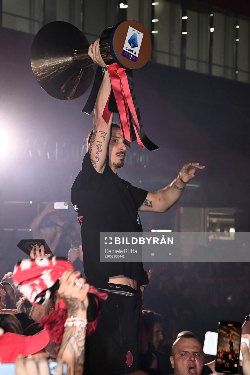 Zlatan Ibrahimovic and other players of AC Milan celebrates