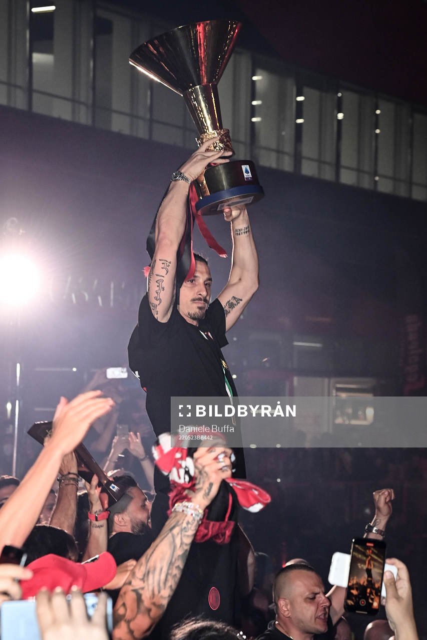 Zlatan Ibrahimovic and other players of AC Milan celebrates