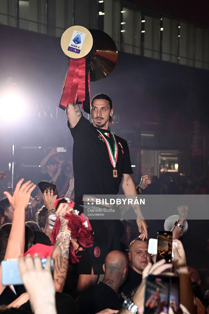 Zlatan Ibrahimovic and other players of AC Milan celebrates