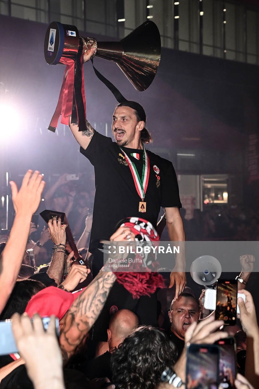 Zlatan Ibrahimovic and other players of AC Milan celebrates
