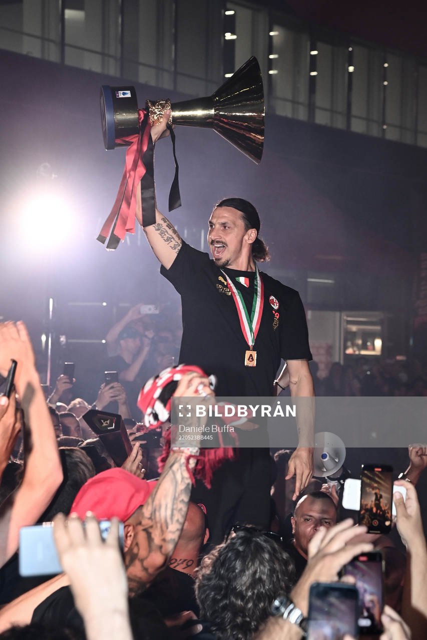 Zlatan Ibrahimovic and other players of AC Milan celebrates