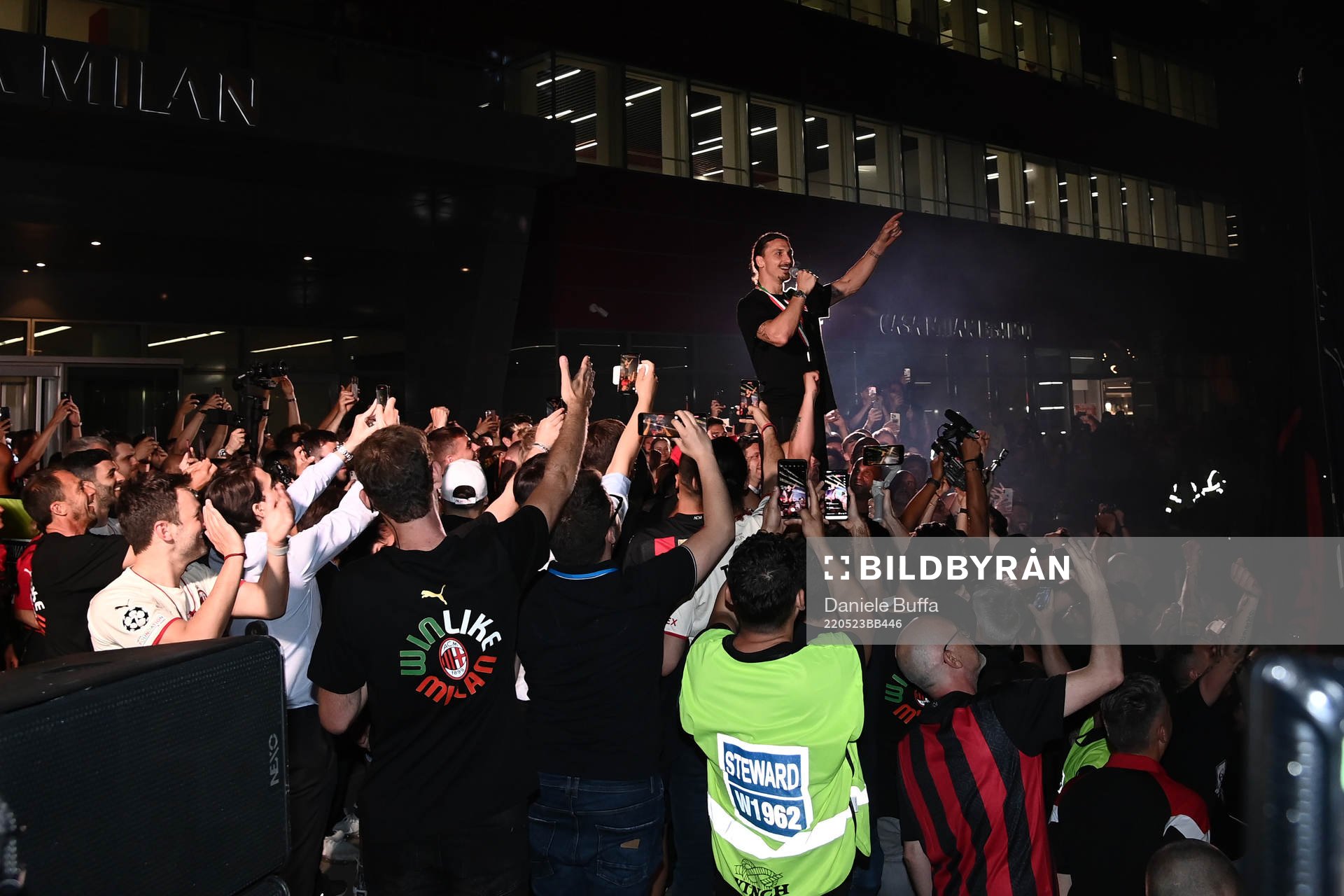 Zlatan Ibrahimovic and other players of AC Milan celebrates