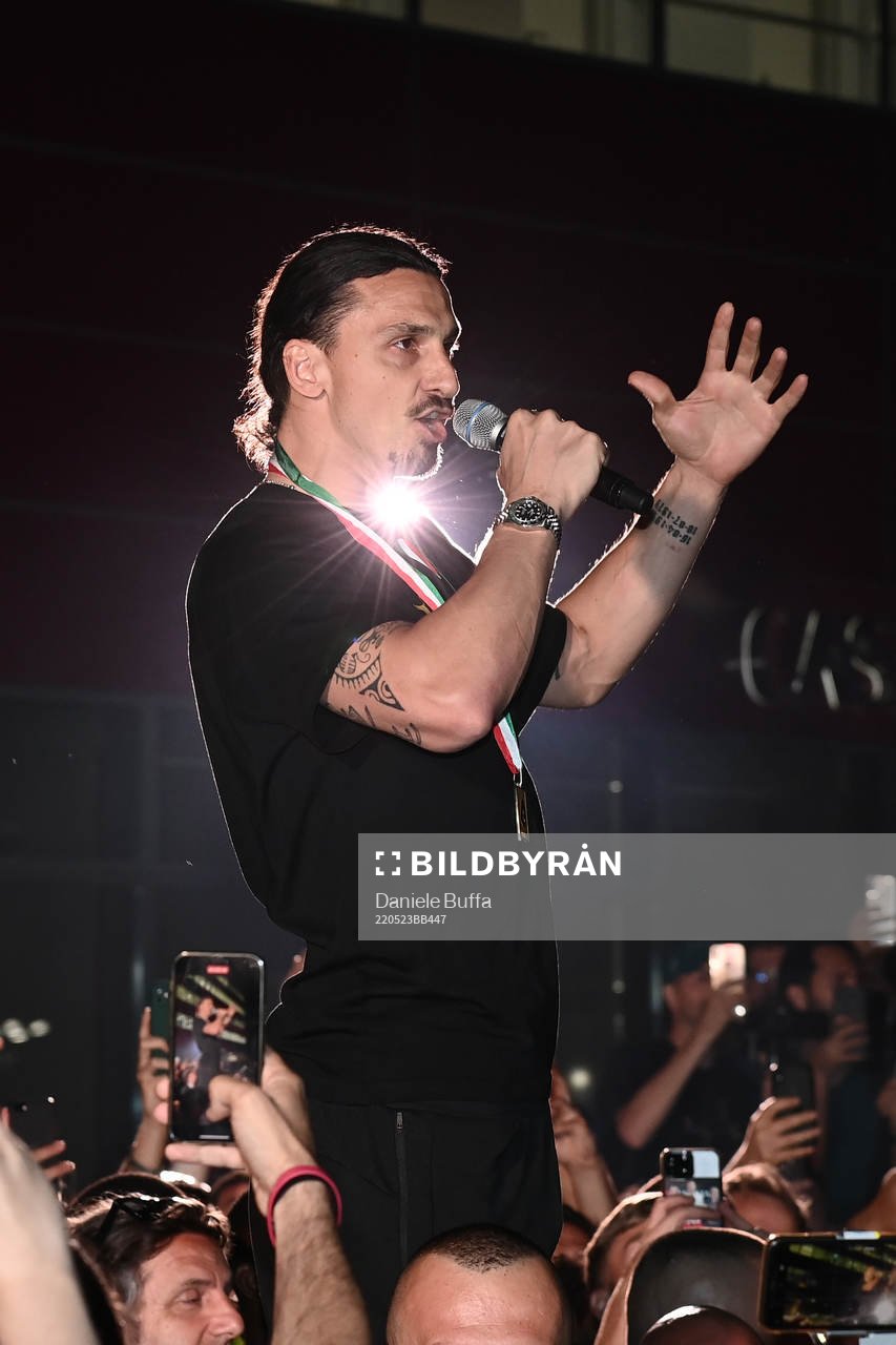 Zlatan Ibrahimovic and other players of AC Milan celebrates