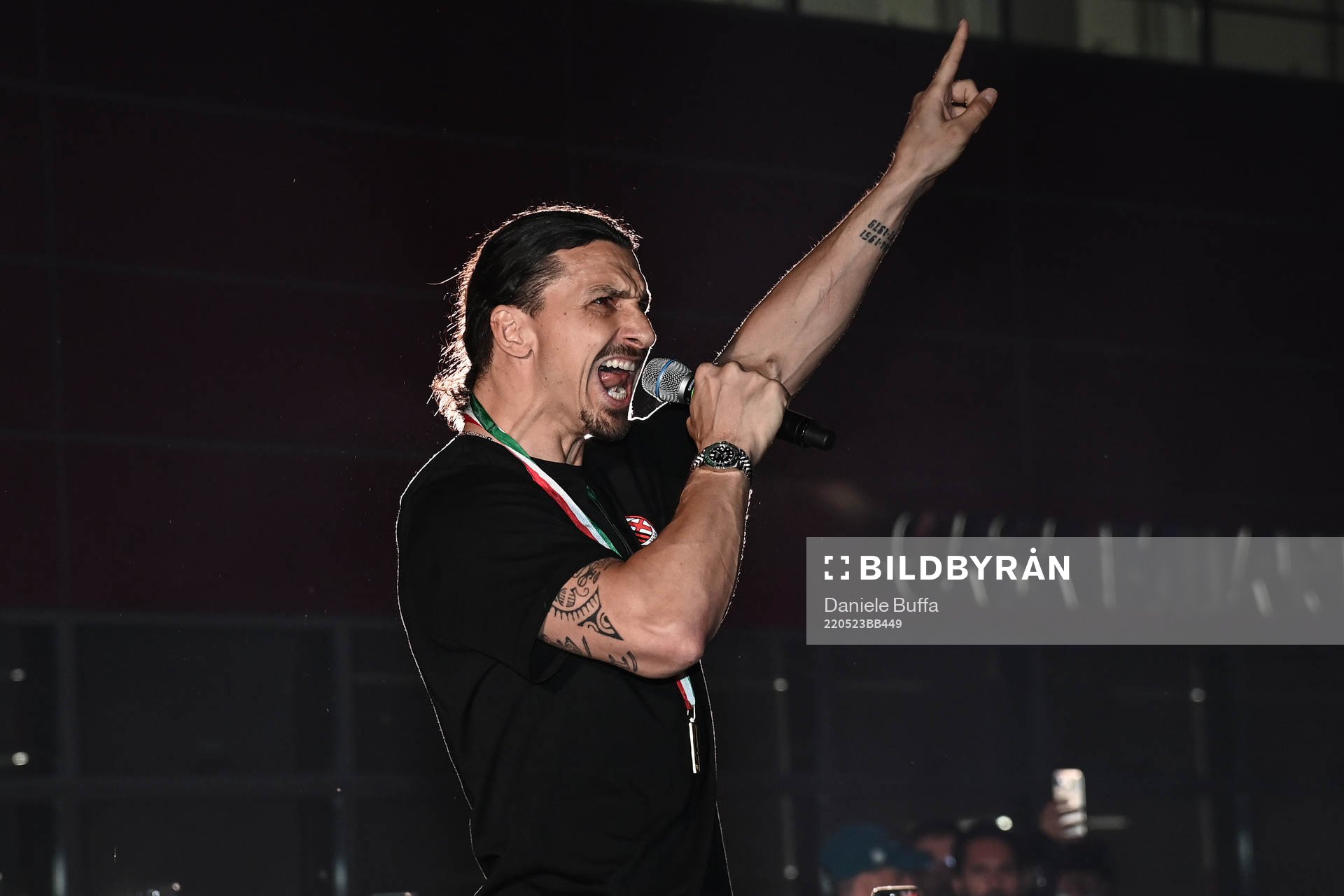 Zlatan Ibrahimovic and other players of AC Milan celebrates