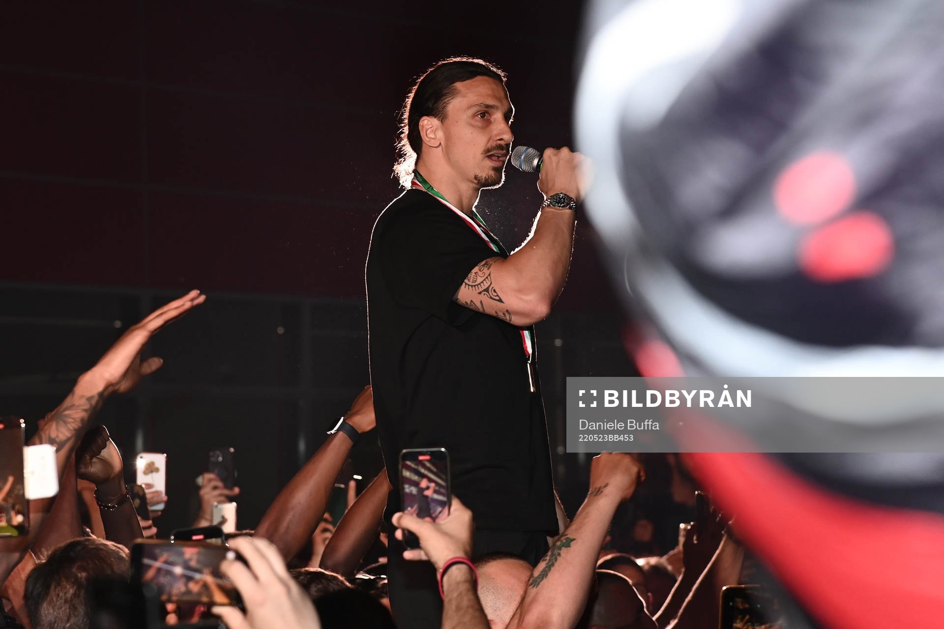 Zlatan Ibrahimovic and other players of AC Milan celebrates