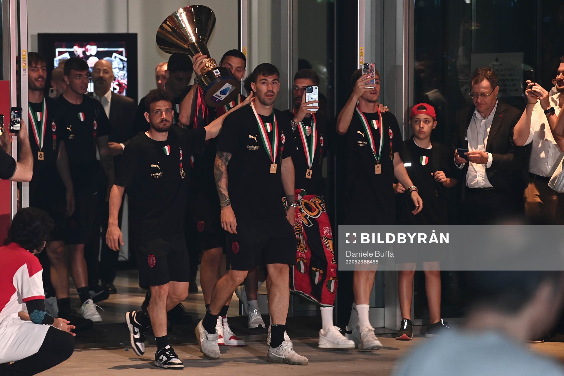 Zlatan Ibrahimovic and other players of AC Milan celebrates