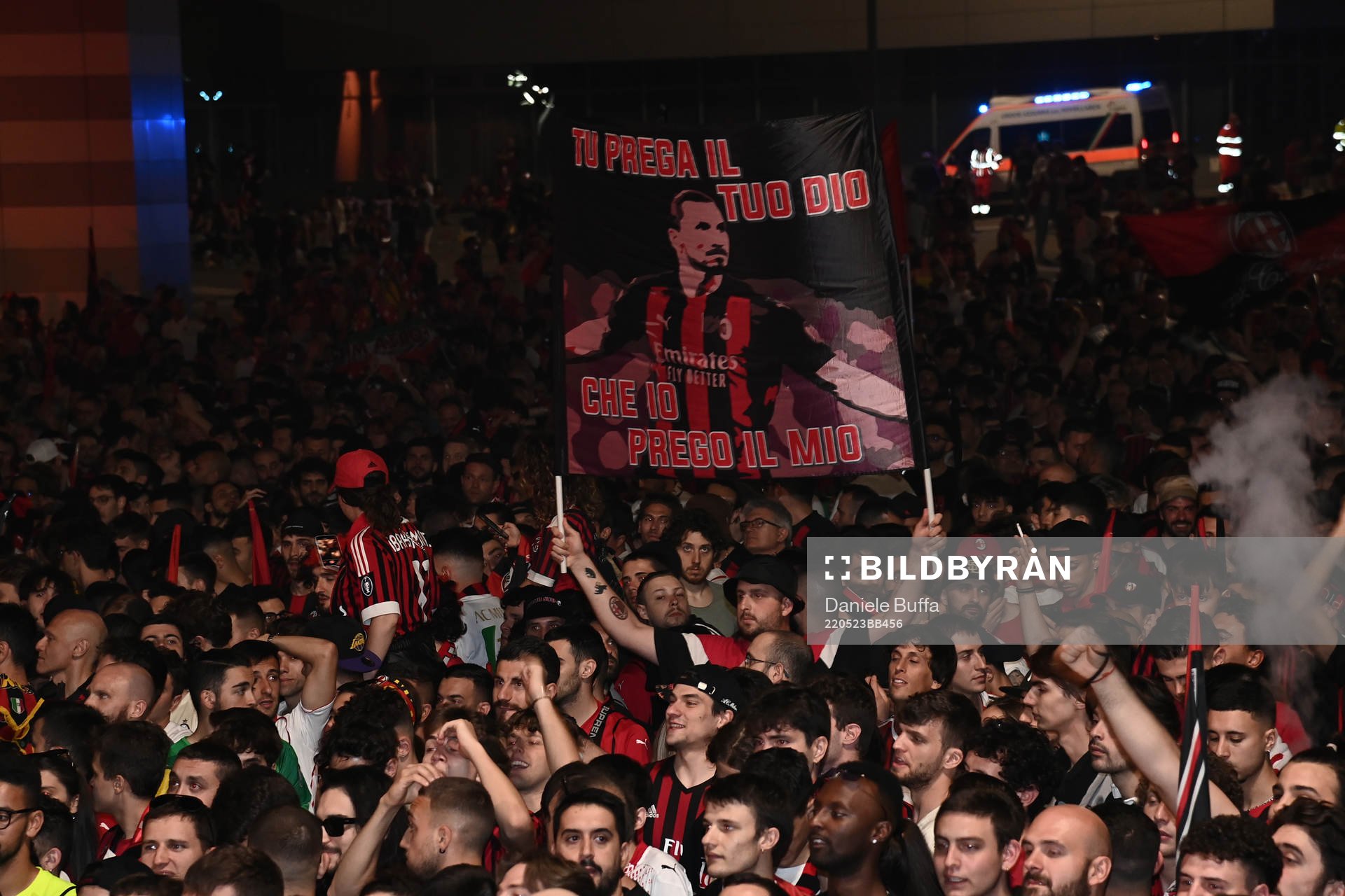 Fans of AC Milan celebrates