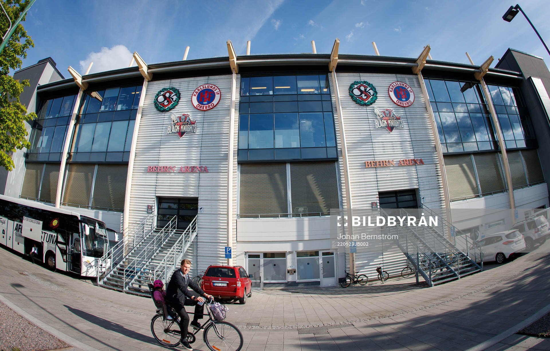 Örebros Martin Broberg cyklar förbi Behrn Arena exteriör